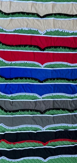 Bordura nad přední okno - bambulky