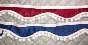 Bordura nad přední okno dodávky – bambulky